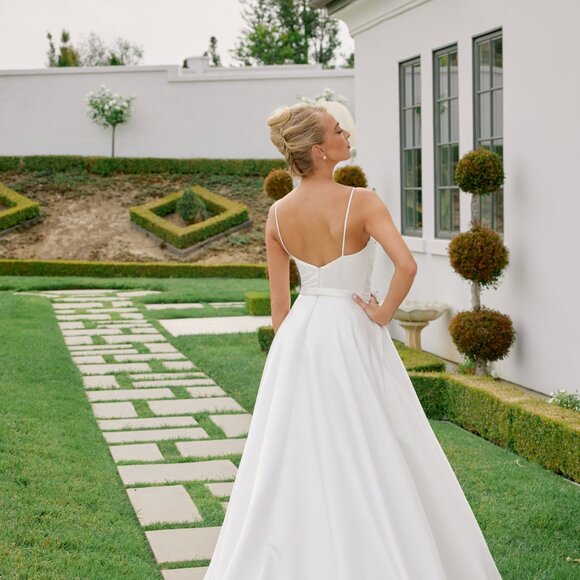 New Off White Wedding Satin Ball Dress w/ V-Neckline & Flowing Train NX JE1015 - Picture 10 of 12